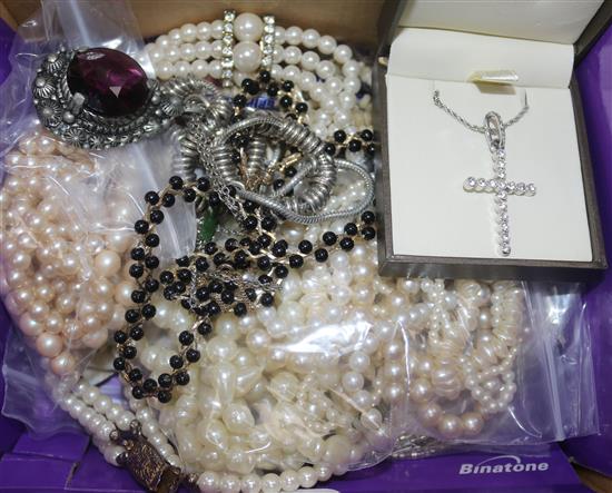 A quantity of mixed costume jewellery.